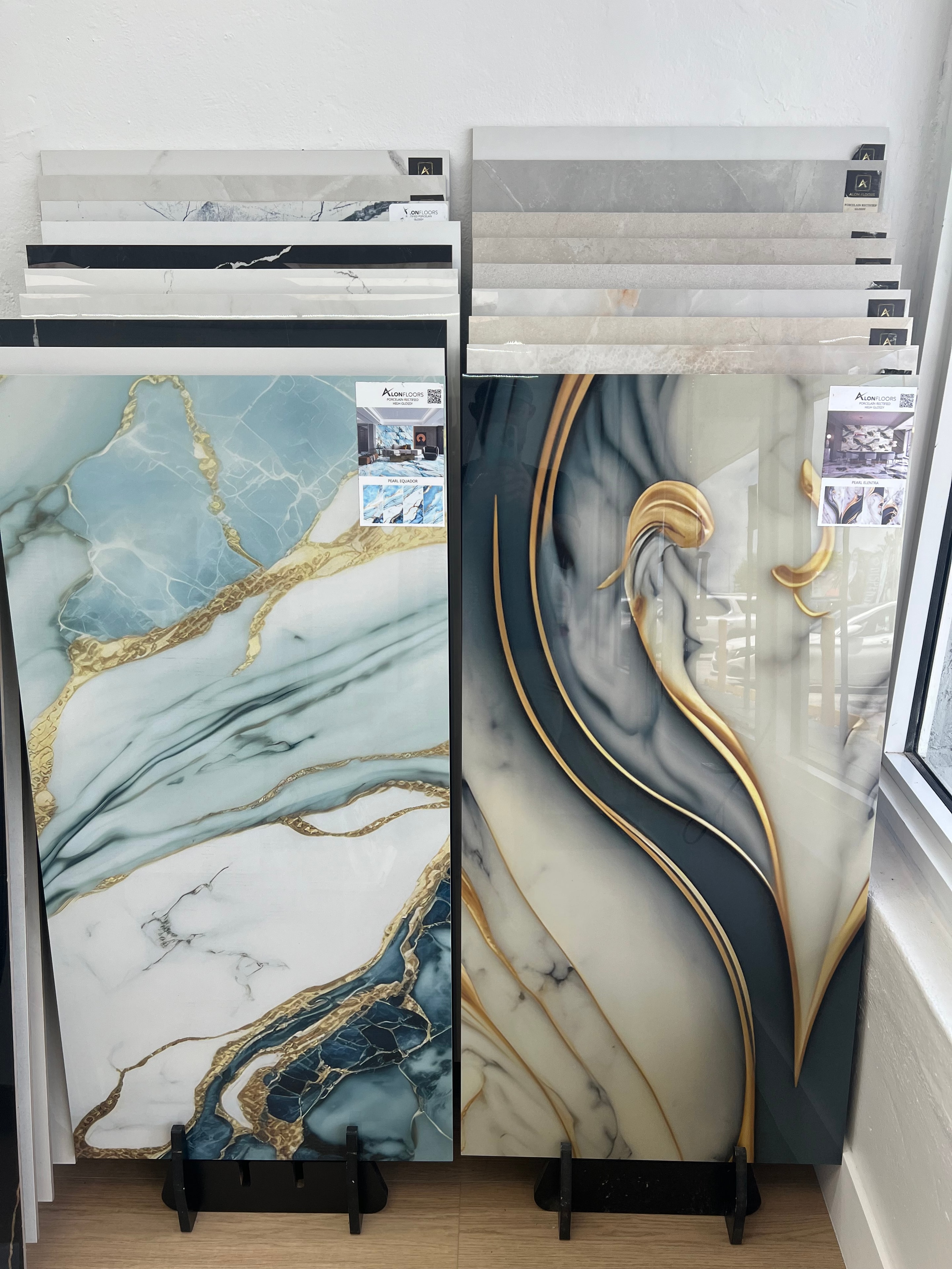 Porcelana con diseño artístico de remolinos dorados y mármol azul-verde