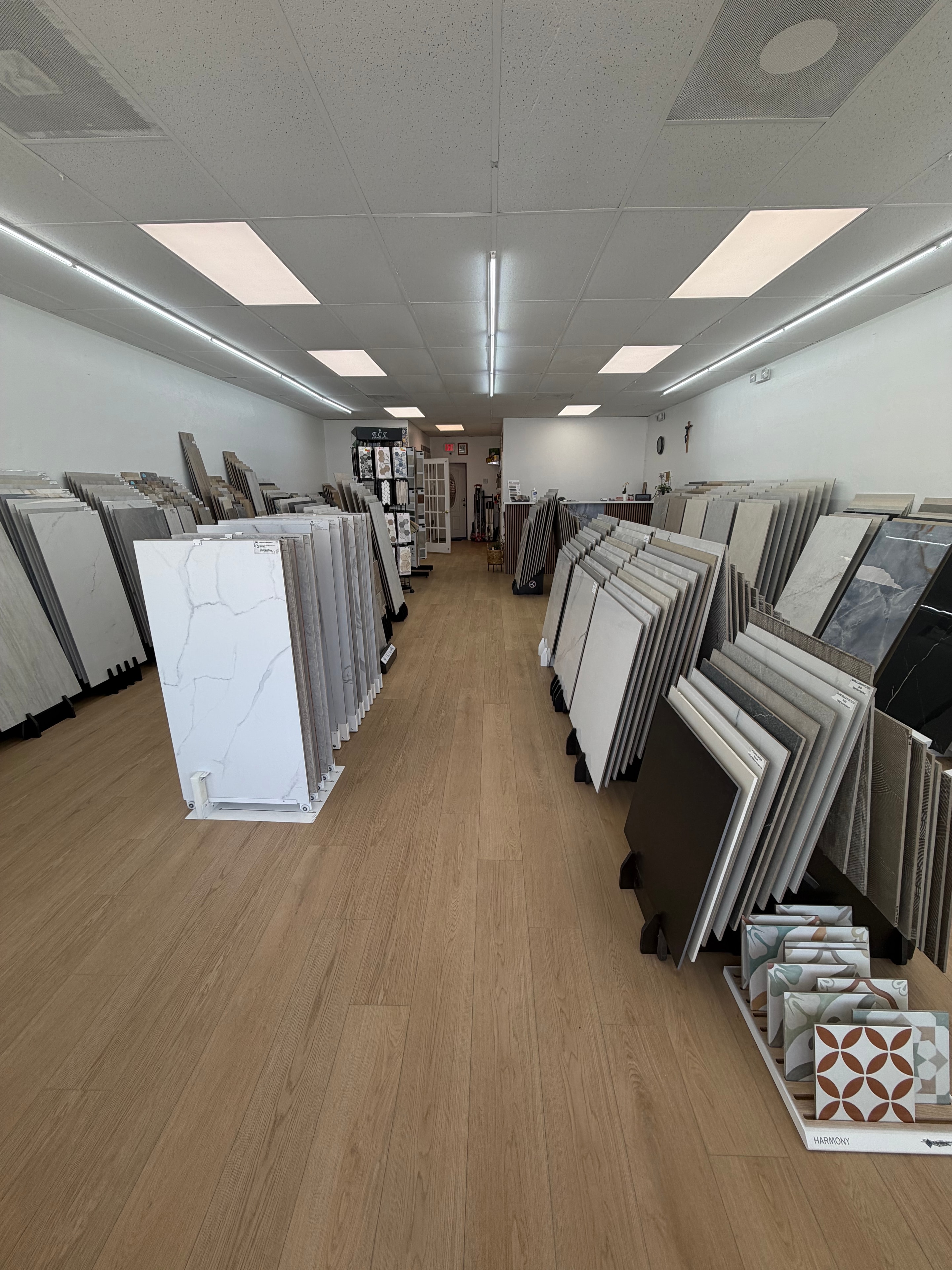 Vista amplia del showroom con muestras de porcelana y pisos