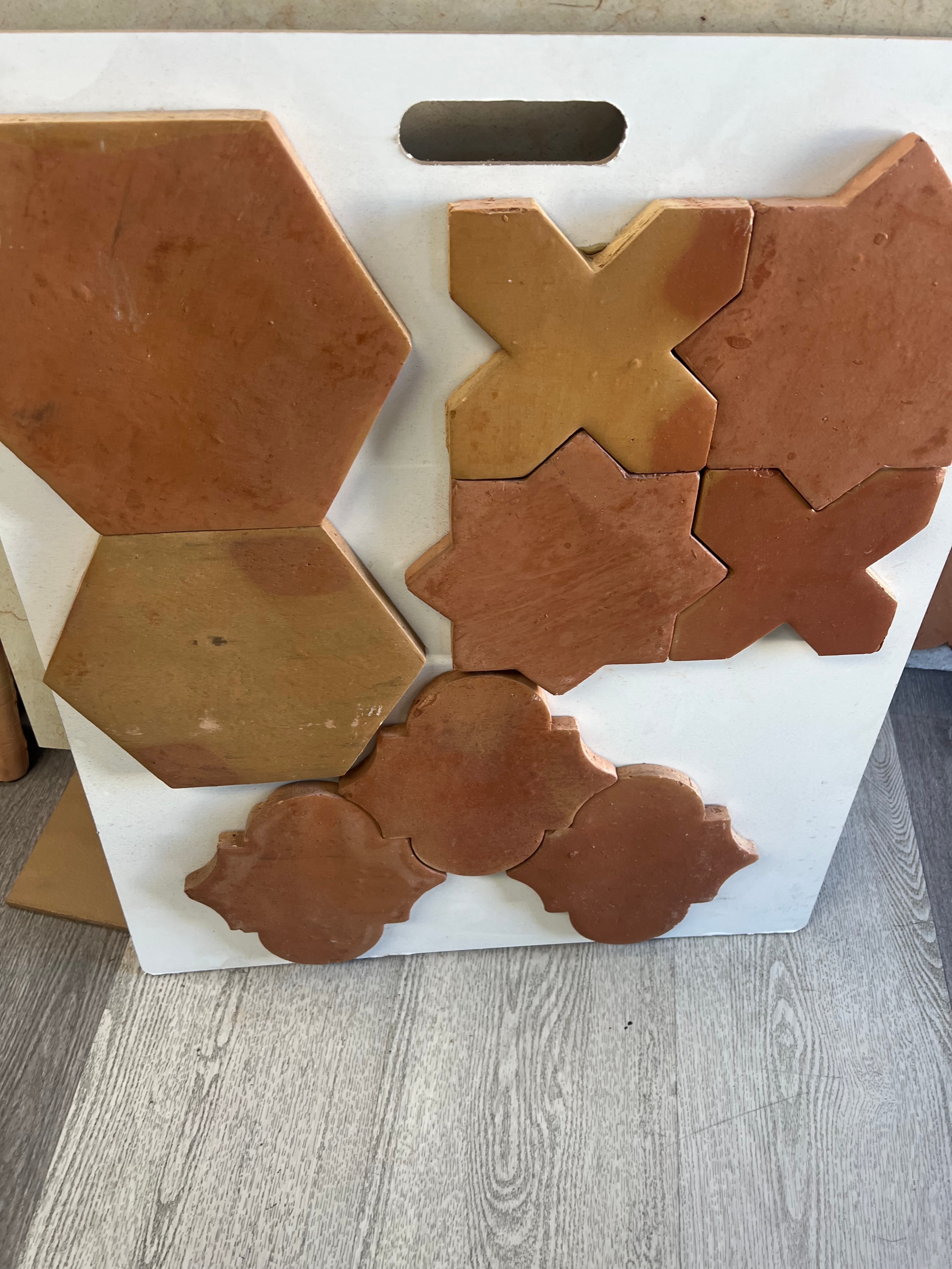 Muestras de Saltillo mexicano en formas variadas: hexágono, estrella, arabesco y cruz